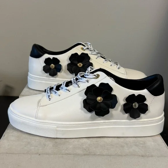 Karl Lagerfeld Women's Paris Crete Flower Sneaker, size 11, NWOT - Picture 2 of 13